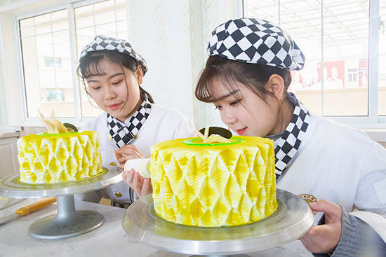 青海新东方烹饪学校-西点行业-烘焙行业